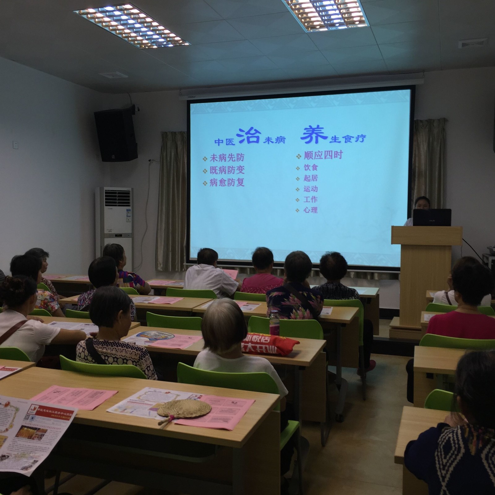 1470987081623709.jpg 長(zhǎng)者認(rèn)真傾聽(tīng).jpg