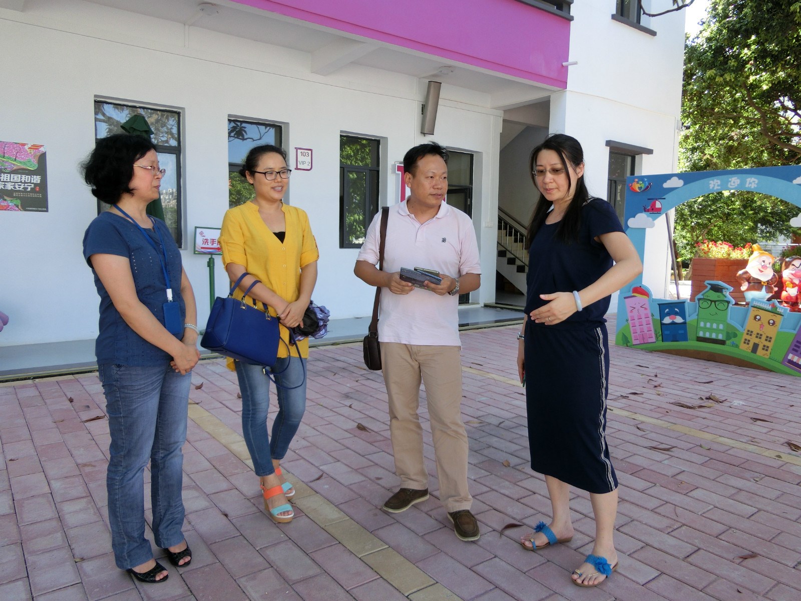 1470991536120808.jpg 社事局林倩雯向市社會(huì)福利科人員介紹良都全民公益園_meitu_16.jpg