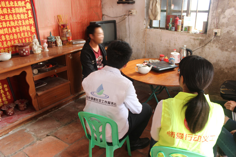 1485308742136477.jpg 社工、義工與服務(wù)對象交談_副本_副本.jpg