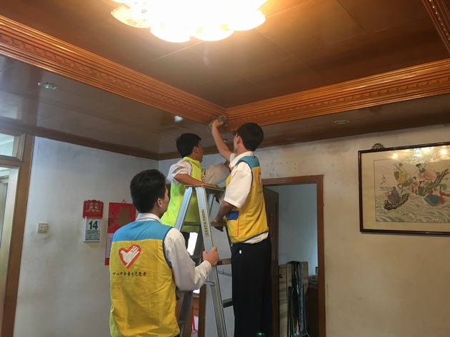 1521100076190408.jpg 20180314五桂山踐行雷鋒精神,傳遞社會(huì)正能量2.JPG